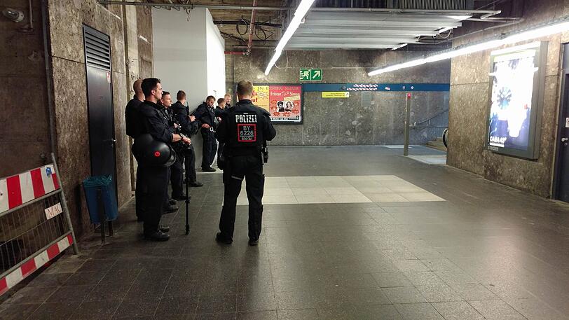 Einsatzkräfte der Polizei am U-Bahnhof am Sendlinger Tor.