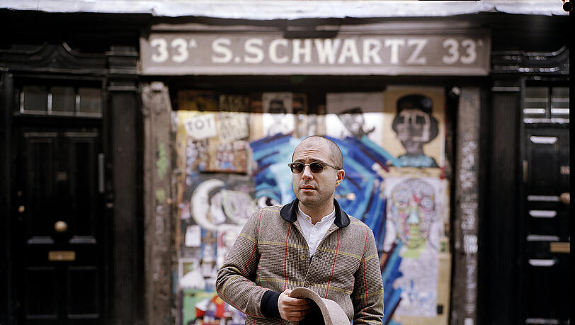 Der Cembalist Mahan Esfahani wuchs in den USA auf. Er lebte in Mailand und London und hat sich nun in Prag niedergelassen. Der Cembalist Mahan Esfahani wuchs in den USA auf. Er lebte in Mailand und London und hat sich nun in Prag niedergelassen.