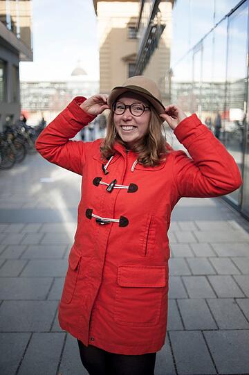 Betti (26) hat sich einen Hut gekauft, den sie auch tatsächlich tragen will. Kosten: 10 €