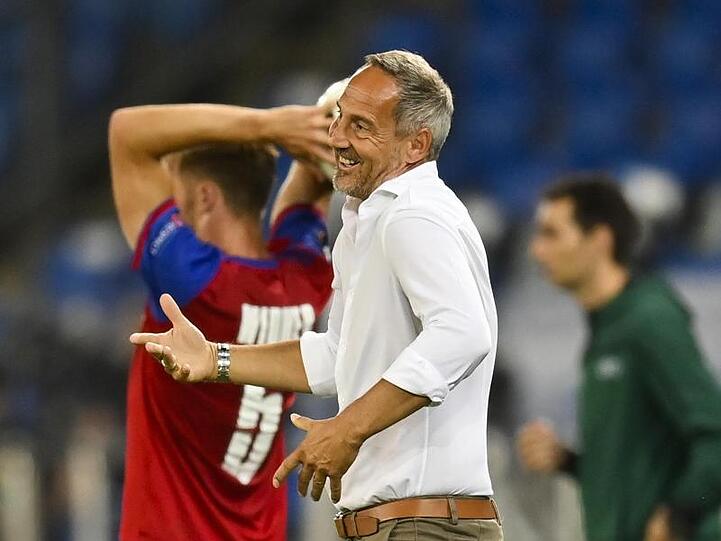 Trainer Adi Hütter reagiert an der Seitenlinie mit hochgezogenen Schultern: Eintracht Frankfurt ist ausgeschieden.