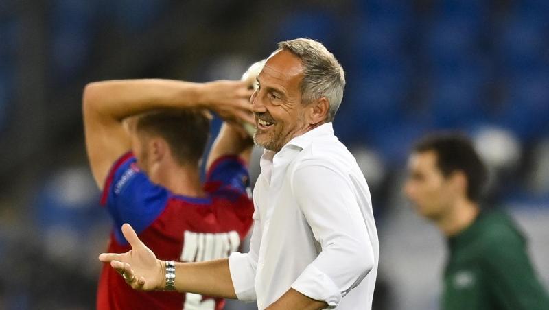 Trainer Adi Hütter reagiert an der Seitenlinie mit hochgezogenen Schultern: Eintracht Frankfurt ist ausgeschieden. Trainer Adi Hütter reagiert an der Seitenlinie mit hochgezogenen Schultern: Eintracht Frankfurt ist ausgeschieden.