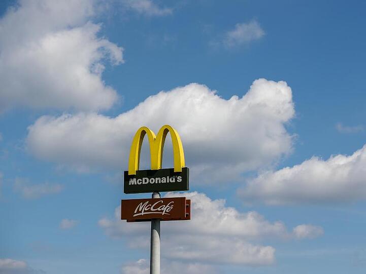 Das Logo der Fastfoodkette "McDonald's" mit einem "McCafe". Foto: Jan Woitas/Archiv