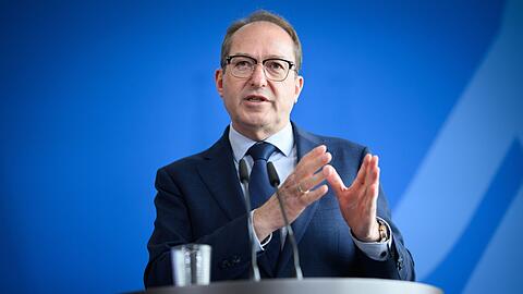 Innenminister Dobrindt will mit dem Gesetzentwurf die Sog-Faktoren für Migranten reduzieren.