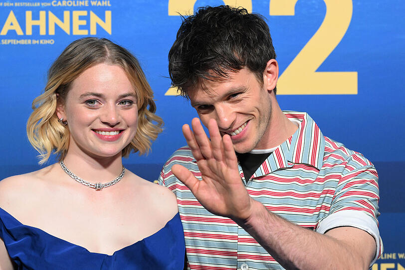 Die beiden Hauptdarsteller Luna Wedler (Tilda) und Jannis Niewöhner (Viktor) bei der Weltpremiere von "22 Bahnen“ in der Astor Filmlounge im ARRI in München. Die beiden Hauptdarsteller Luna Wedler (Tilda) und Jannis Niewöhner (Viktor) bei der Weltpremiere von "22 Bahnen“ in der Astor Filmlounge im ARRI in München.