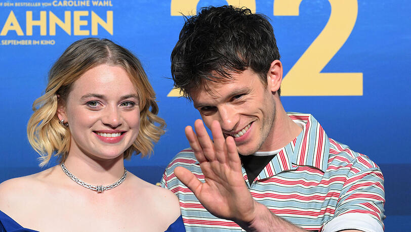 Die beiden Hauptdarsteller Luna Wedler (Tilda) und Jannis Niewöhner (Viktor) bei der Weltpremiere von "22 Bahnen“ in der Astor Filmlounge im ARRI in München. Die beiden Hauptdarsteller Luna Wedler (Tilda) und Jannis Niewöhner (Viktor) bei der Weltpremiere von "22 Bahnen“ in der Astor Filmlounge im ARRI in München.