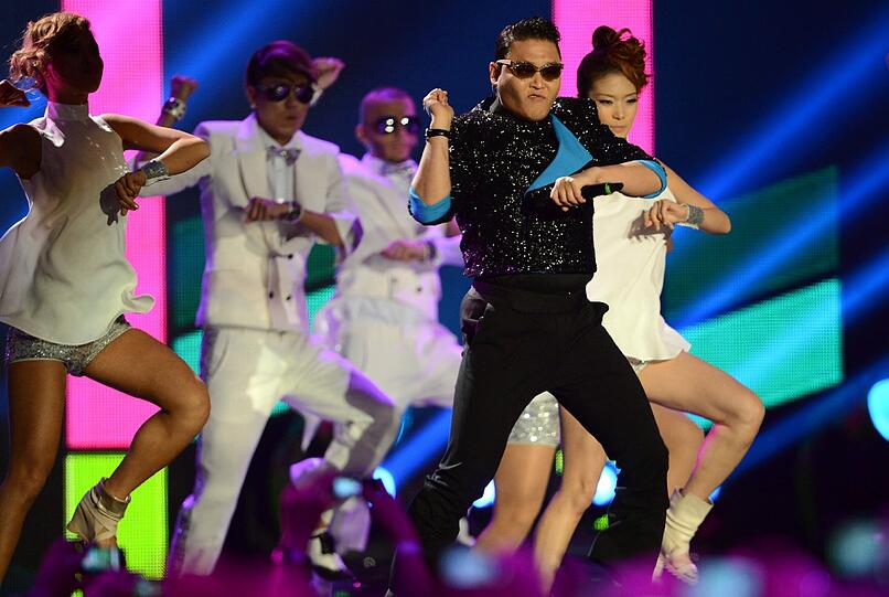 Klum beeindruckte außerdem mit ihren Tanzkünsten und bewegte sich
zu den &bdquo;Gangnam Style&ldquo;-Moves von Rapper Psy, der ebenfalls sein Können präsentierte.