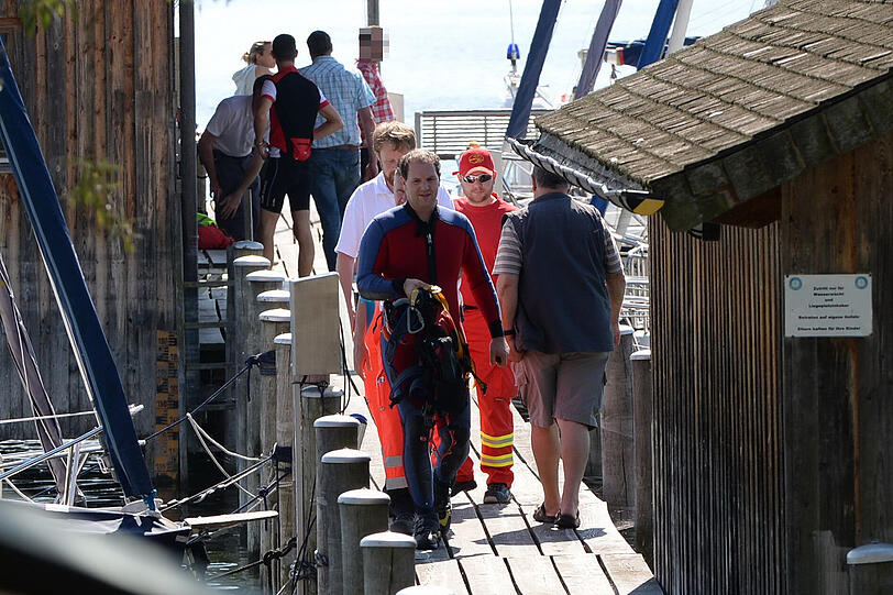 Per Rettungshubschrauber wurde die leblose Person aus dem Chiemsee gerettet. Die Hilfe kam jedoch leider zu spät.