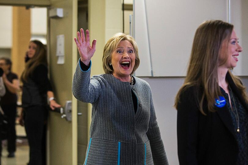 Auch für Hillary Clinton geht es so langsam in die entscheidende Phase. Sie muss sich dem erstaunlich starken Bernie Sanders stellen.