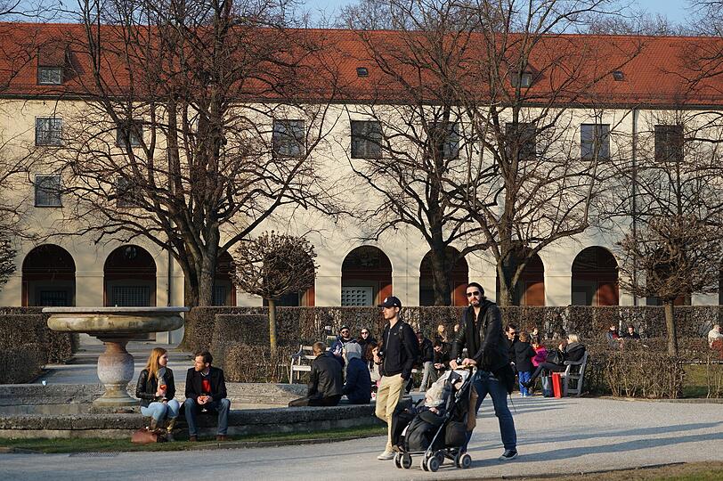 Die einen drehen im Hofgarten eine Runde mit dem Kinderwagen...