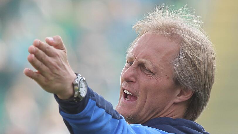 2009 schaffte er mit Mainz 05 den Aufstieg in die Bundesliga: Jörn Andersen. 2009 schaffte er mit Mainz 05 den Aufstieg in die Bundesliga: Jörn Andersen.