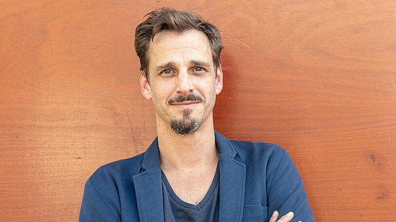 Schauspieler Max von Thun (42): "Wir feiern im Kreise der Familie neben einem Weihnachtsbaum und gutem Essen. Dabei betrinken wir uns gepflegt, verdauen das Essen und sehen den Kindern beim Spielen zu. Den Abend lassen wir schließlich bei angenehmen Gesprächen ausklingen."