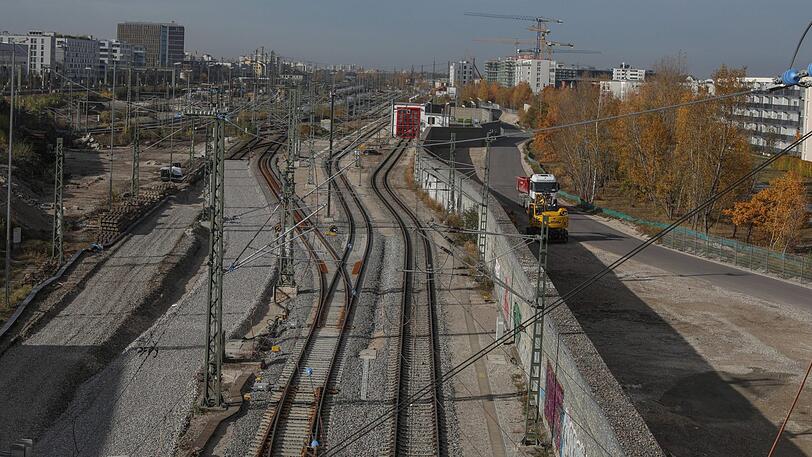 Etwa hier, kurz hinter dem Bahnhof Laim werden die Stammstrecken wieder zusammengeführt.