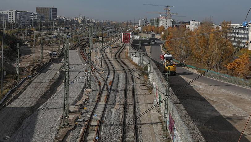 Etwa hier, kurz hinter dem Bahnhof Laim werden die Stammstrecken wieder zusammengeführt. Etwa hier, kurz hinter dem Bahnhof Laim werden die Stammstrecken wieder zusammengeführt.