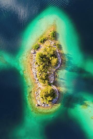 Meer-Gefühl: Wie aus einem Werbeprospekt für die Karibik sieht die Eibsee-Insel aus. Umgeben von türkisem Wasser und dem Bergpanorama der Zugspitze. Entspannen fällt hier leicht. Entstanden sind die Inseln übrigens durch einen Bergsturz vor rund 3500 Jahren, heißt es in dem Buch. Die Wanderungen in der Gegend sind sowohl im Sommer als auch im Winter möglich. Früh am Morgen oder später am Tag hat man die besten Chancen, das Natur-Paradies möglichst für sich zu haben. Wer auf die Zugspitze hinauf möchte, kann die Seilbahn nehmen. Das geht auch ganz geschwind: Nur zehn Minuten dauert die Fahrt.