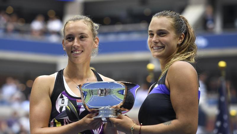 Aryna Sabalenka (r) und Elise Mertens halten nach ihrem Sieg im Doppel bei den US Open die Trophäe in den Händen. Aryna Sabalenka (r) und Elise Mertens halten nach ihrem Sieg im Doppel bei den US Open die Trophäe in den Händen.