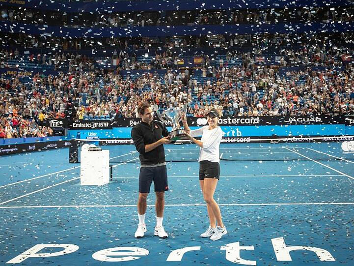 Belinda Bencic und Roger Federer mit der Hopman-Cup-Trophäe.