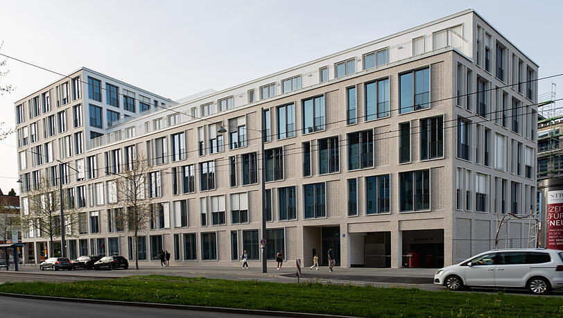 Vorne Hui: Der Büroteil des Paseo Carré ist seit Februar fertig und schon bezogen. Vorne Hui: Der Büroteil des Paseo Carré ist seit Februar fertig und schon bezogen.