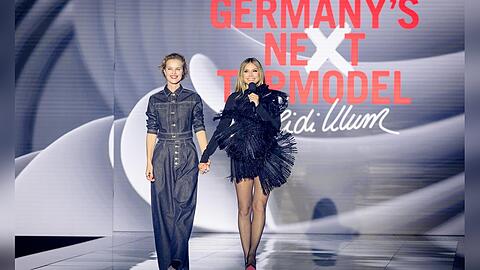 Auf dem Laufsteg zu Hause: Eva Herzigova und Heidi Klum.