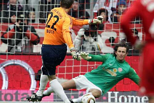 Wenn ein Keeper am anderen Keeper scheitert: Jörg Butt vergibt die Chance zum 1:0 gegen Mainz-Schlussmann Heinz Müller.