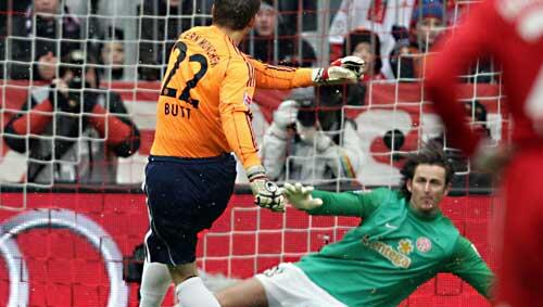 Wenn ein Keeper am anderen Keeper scheitert: Jörg Butt vergibt die Chance zum 1:0 gegen Mainz-Schlussmann Heinz Müller. Wenn ein Keeper am anderen Keeper scheitert: Jörg Butt vergibt die Chance zum 1:0 gegen Mainz-Schlussmann Heinz Müller.