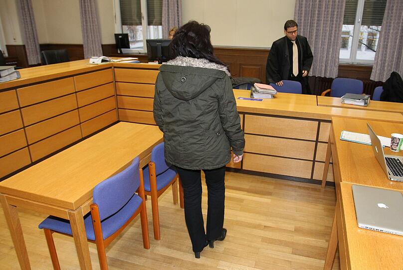 Die Angeklagte vor Beginn des Prozesses am Landgericht Schweinfurt. Sie soll ihren Ehemann erstochen haben.
