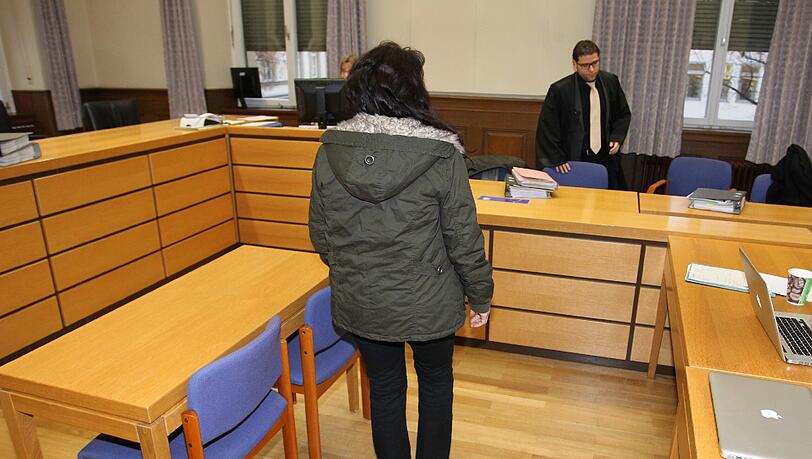Die Angeklagte vor Beginn des Prozesses am Landgericht Schweinfurt. Sie soll ihren Ehemann erstochen haben. Die Angeklagte vor Beginn des Prozesses am Landgericht Schweinfurt. Sie soll ihren Ehemann erstochen haben.