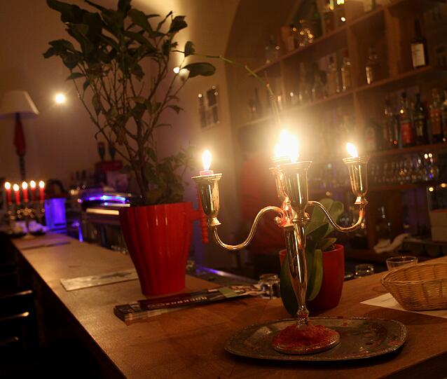 Am langen Tresen darf man natürlich auch essen. Oder zu späterer Stunde auf Longdrinks umsteigen.