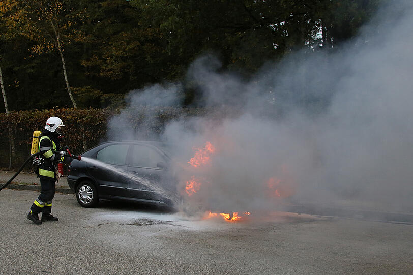 Wahrscheinlich wegen eines technischen Defekts ging der Pkw in Flammen auf.