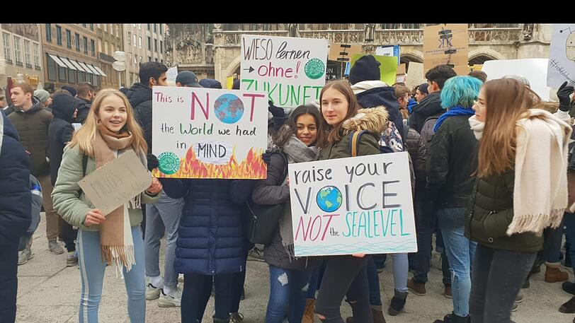 Schüler protestieren mit selbstgebastelten Plakaten am Freitag (1. Februar) auf dem Marienplatz.