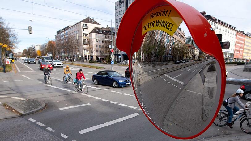 Trixi-Spiegel sollen den toten Winkel beim Abbiegen von großen Fahrzeugen reduzieren und damit die Sicht auf Fußgänger und Radfahrer verbessern.