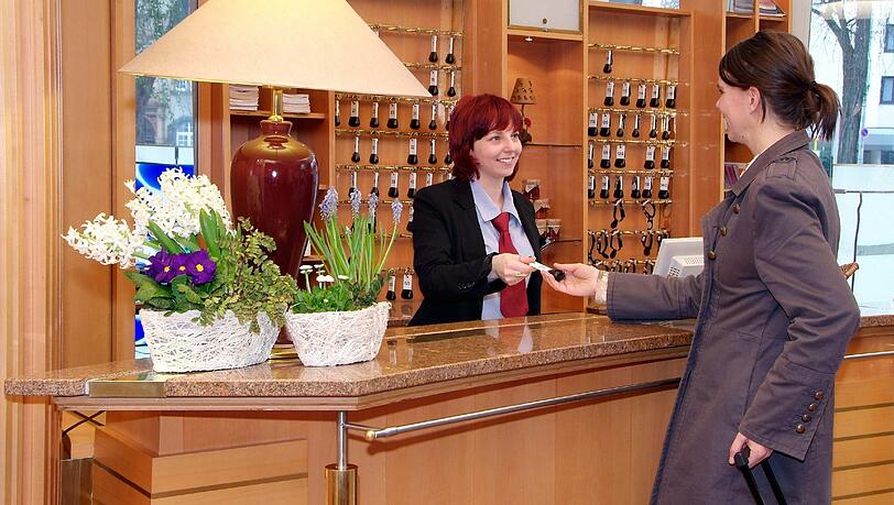 Auch im besten Hotel kann etwas schief gehen. Durch eine höfliche und bestimmte Reklamation löst sich der Ärger meist schnell auf. Auch im besten Hotel kann etwas schief gehen. Durch eine höfliche und bestimmte Reklamation löst sich der Ärger meist schnell auf.