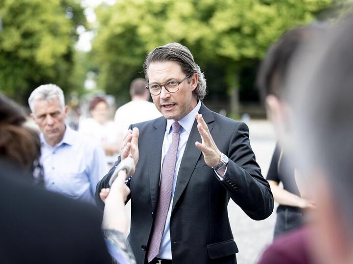 Bundesverkehrsminister Andreas Scheuer spricht bei der Protestaktion von Bus- und Touristikunternehmen am Brandenburger Tor mit Branchenvertretern und Journalisten.