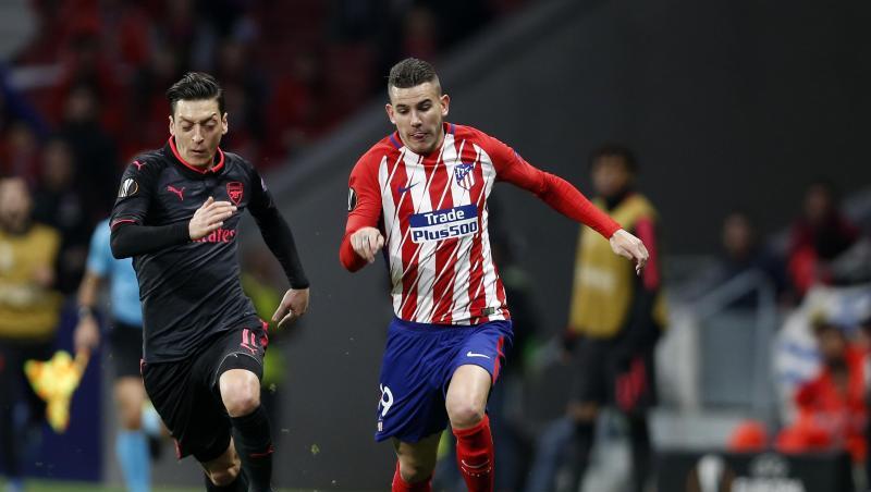 Lucas Hernández (r) von Atlético Madrid in Aktion gegen Mesut Özil. Lucas Hernández (r) von Atlético Madrid in Aktion gegen Mesut Özil.