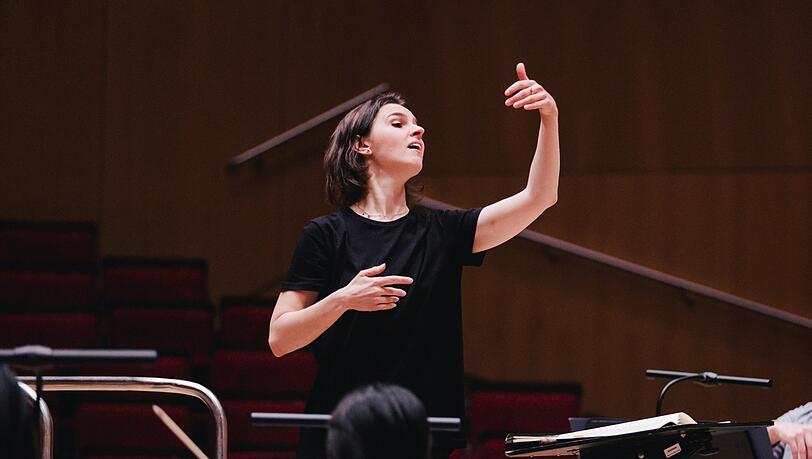 Oksana Lyniv bei einer Probe mit den Münchner Philharmonikern vor zwei Jahren im Gasteig.