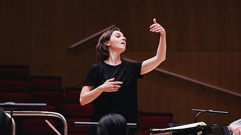 Oksana Lyniv bei einer Probe mit den Münchner Philharmonikern vor zwei Jahren im Gasteig.