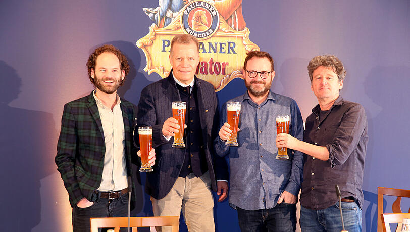 V.l.: Maximilian Schafroth, Paulaner-Chef Andreas Steinfatt, und die Autoren des Singspiels Stefan Betz und Richard Oehmann stoßen vorab noch mit Weißbier an. Am Freitag wird's ernst auf dem Nockherberg - und hoffentlich auch lustig.