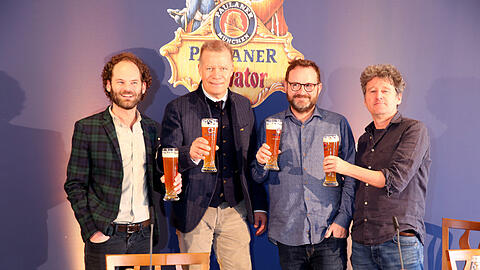 V.l.: Maximilian Schafroth, Paulaner-Chef Andreas Steinfatt, und die Autoren des Singspiels Stefan Betz und Richard Oehmann stoßen vorab noch mit Weißbier an. Am Freitag wird's ernst auf dem Nockherberg - und hoffentlich auch lustig.