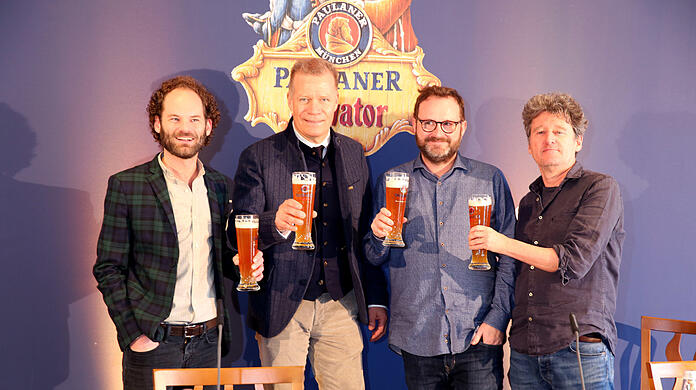 V.l.: Maximilian Schafroth, Paulaner-Chef Andreas Steinfatt, und die Autoren des Singspiels Stefan Betz und Richard Oehmann stoßen vorab noch mit Weißbier an. Am Freitag wird's ernst auf dem Nockherberg - und hoffentlich auch lustig.