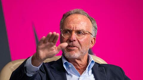 Karl-Heinz Rummenigge, Mitglied Exekutivkomitee der UEFA, spricht während einer Podiumsrunde beim SpoBis-Kongress.