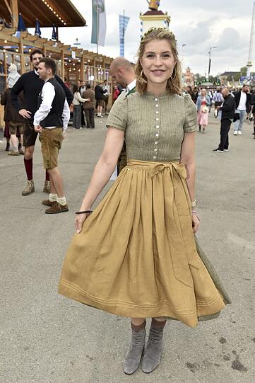 Für sie ist es am Donnerstag erst der zweite Wiesn-Besuch dieses Jahr: "Rosenheim-Cops"-Star Sarah Thonig. Für sie ist es am Donnerstag erst der zweite Wiesn-Besuch dieses Jahr: "Rosenheim-Cops"-Star Sarah Thonig.