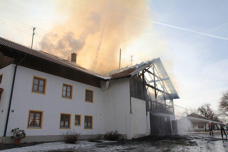 Am Nachmittag wurde die Feuerwehr zu einem Brand eines Bauernhofes mitten in St. Leonhard, Gemeinde Wonneberg gerufen. Bei dem Brand wurden drei Personen verletzt. Da das Löschwasser knapp war, mussten Leitungen über einen Kilometer lang verlegt werden.