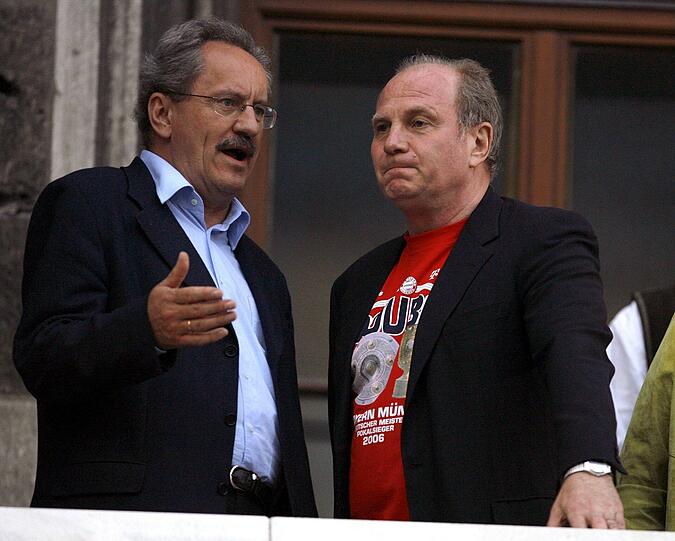Die Stadion-Bauer: Ude und FCB-Präsident Uli Hoeneß 2006 auf dem Rathausbalkon. Ude hätte lieber das alte Oly umgebaut.