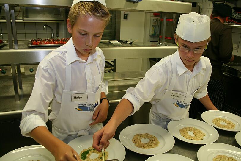 Diese jungen Maîtres richten ein Semmelknödel-Carpaccio an.