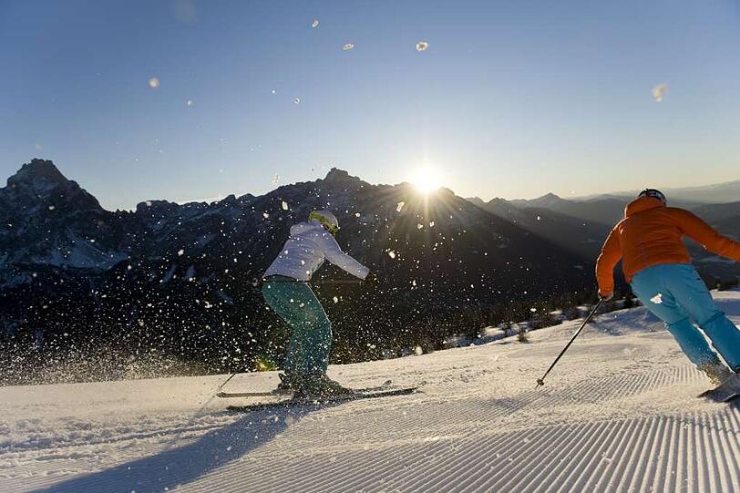 Skifahren bei Sonnenuntergang