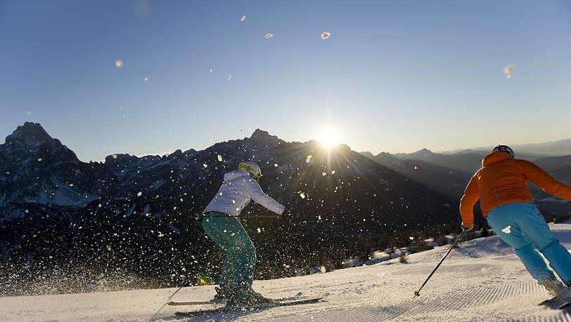 Skifahren bei Sonnenuntergang Skifahren bei Sonnenuntergang