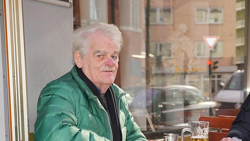 Arno Scholten (72), Krankenpfleger: „Ich verzichte auf gar nichts. Ich fühle mich in Ordnung, so wie ich bin. Bei mir gibt es nichts zum Abnehmen. Bei einer Größe von 1,83 Meter und und einem Gewicht von 70 Kilo passt das doch. Es muss jeder selbst wissen was er tut.
Ich finde es gut, wenn Leute sich etwas vornehmen und das durchziehen – nur es sollte natürlich schon Sinn machen. Ich kann das Leben nicht ändern, aber ich mache das Beste daraus.“ Arno Scholten (72), Krankenpfleger: „Ich verzichte auf gar nichts. Ich fühle mich in Ordnung, so wie ich bin. Bei mir gibt es nichts zum Abnehmen. Bei einer Größe von 1,83 Meter und und einem Gewicht von 70 Kilo passt das doch. Es muss jeder selbst wissen was er tut.
Ich finde es gut, wenn Leute sich etwas vornehmen und das durchziehen – nur es sollte natürlich schon Sinn machen. Ich kann das Leben nicht ändern, aber ich mache das Beste daraus.“
