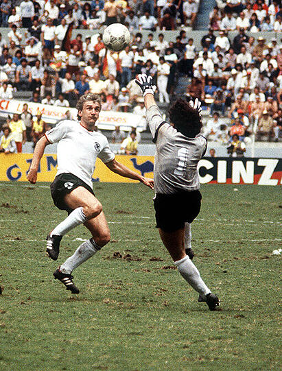 Eigentlich wollte sich die Equipe tricolore in Mexiko erstmals zum Weltmeister küren, die Tore von Andreas Brehme (9.) und Rudi Völler (90.) machten allerdings einen Strich durch die französische Rechnung. Frankreich musste bis zum ersten WM-Triumph zwölf weitere Jahre warten.