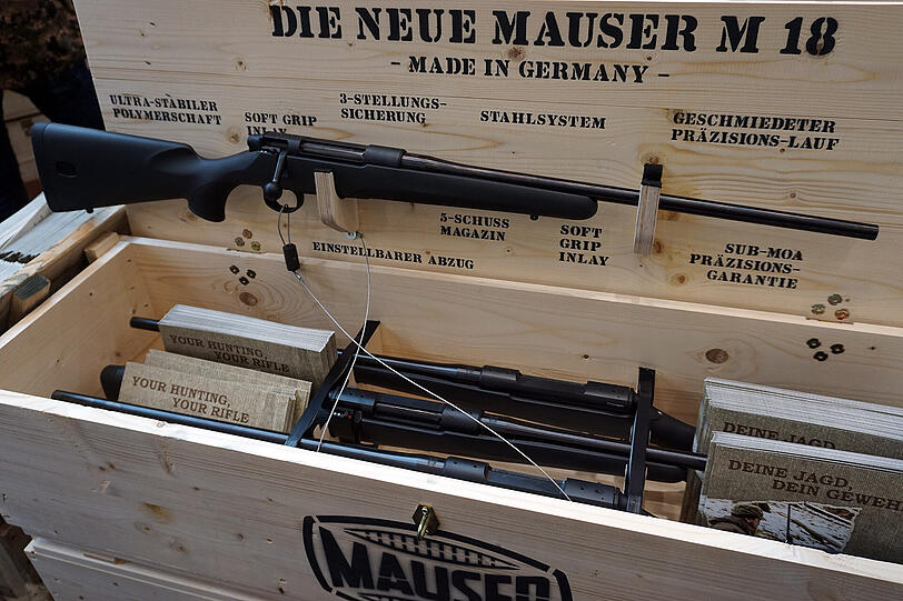 Martialische Präsentation für ein Jagdgewehr der Firma Mauser.