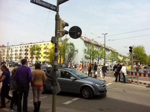 Autos und Baustellen: Der Schulweg der Kinder führt über die Kreuzung Falken-, Ecke Ohlmüllerstraße.