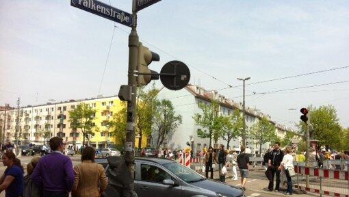 Autos und Baustellen: Der Schulweg der Kinder führt über die Kreuzung Falken-, Ecke Ohlmüllerstraße. Autos und Baustellen: Der Schulweg der Kinder führt über die Kreuzung Falken-, Ecke Ohlmüllerstraße.